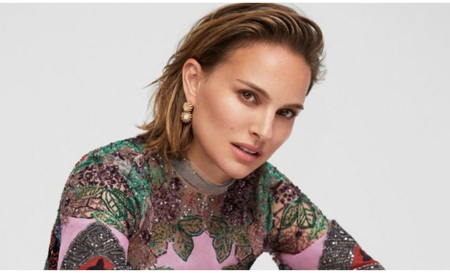 Natalie Portman: &Sigma;&pi;ά&nu;&iota;&alpha; &epsilon;&mu;&phi;ά&nu;&iota;&sigma;&eta; &mu;&epsilon; &tau;&omicron;&nu; &sigma;ύ&nu;&tau;&rho;&omicron;&phi;ό &tau;&eta;&sigmaf; &sigma;&tau;&omicron; &Pi;&alpha;&rho;ί&sigma;&iota; &lambda;ί&gamma;&omicron; &pi;&rho;&iota;&nu; &gamma;ί&nu;&epsilon;&iota; &mu;&eta;&tau;έ&rho;&alpha; &gamma;&iota;&alpha; &tau;&rho;ί&tau;&eta; &phi;&omicron;&rho;ά