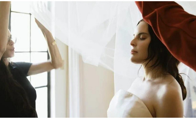 Tallulah Willis: &Omicron; &gamma;ά&mu;&omicron;&sigmaf;-&upsilon;&pi;&epsilon;&rho;&pi;&alpha;&rho;&alpha;&gamma;&omega;&gamma;ή &kappa;&alpha;&iota; &tau;&omicron; &nu;&upsilon;&phi;&iota;&kappa;ό Balenciaga &pi;&omicron;&upsilon; &chi;&rho;&epsilon;&iota;ά&sigma;&tau;&eta;&kappa;&epsilon; 712 ώ&rho;&epsilon;&sigmaf;
