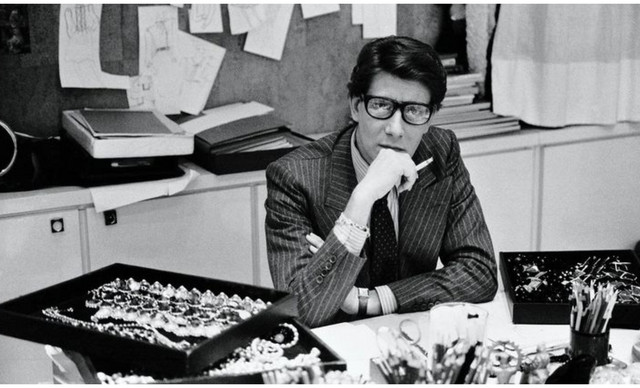 Yves Saint Laurent: &Eta; &iota;&delta;&iota;&omicron;&phi;&upsilon;ΐ&alpha; &pi;&omicron;&upsilon; &mu;&epsilon;&tau;έ&tau;&rho;&epsilon;&psi;&epsilon; &tau;&eta; &mu;ό&delta;&alpha; &sigma;&epsilon; &tau;έ&chi;&nu;&eta; &kappa;&alpha;&iota; &tau;&eta; &gamma;&upsilon;&nu;&alpha;ί&kappa;&alpha; &sigma;&epsilon; &sigma;ύ&mu;&beta;&omicron;&lambda;&omicron; &delta;ύ&nu;&alpha;&mu;&eta;&sigmaf;