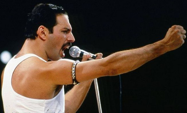 O Freddie Mercury &zeta;&omega;&nu;&tau;&alpha;&nu;&epsilon;ύ&epsilon;&iota; &xi;&alpha;&nu;ά &mu;έ&sigma;&alpha; &alpha;&pi;ό &tau;&alpha; &pi;&rho;&omicron;&sigma;&omega;&pi;&iota;&kappa;ά &tau;&omicron;&upsilon; &alpha;&nu;&tau;&iota;&kappa;&epsilon;ί&mu;&epsilon;&nu;&alpha;