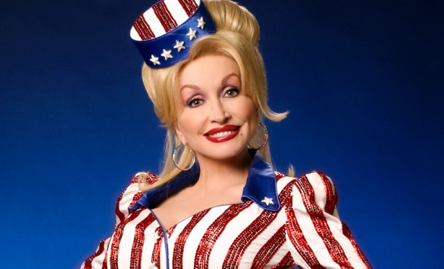 Dolly Parton: &Beta;&alpha;&nu;&delta;ά&lambda;&iota;&sigma;&alpha;&nu; &tau;&omicron; &alpha;&sigma;&tau;έ&rho;&iota; &tau;&eta;&sigmaf; &sigma;&tau;&eta; &Lambda;&epsilon;&omega;&phi;ό&rho;&omicron; &tau;&eta;&sigmaf; &Delta;ό&xi;&alpha;&sigmaf; &lambda;ί&gamma;&epsilon;&sigmaf; &eta;&mu;έ&rho;&epsilon;&sigmaf; &mu;&epsilon;&tau;ά &tau;&omicron;&nu; &theta;ά&nu;&alpha;&tau;ό &tau;&eta;&sigmaf;