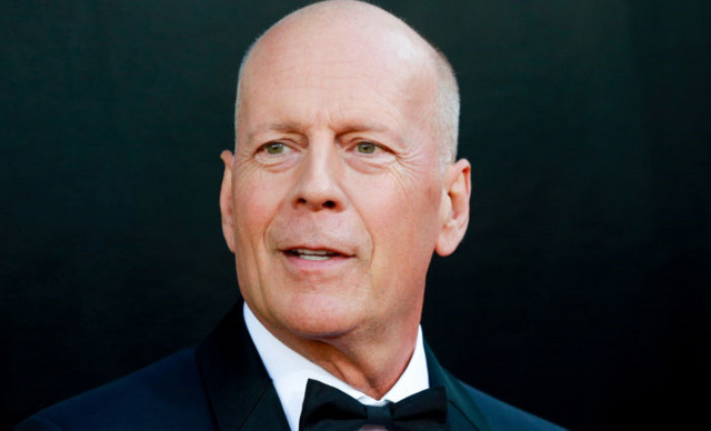 &Mu;&pi;&rho;&omicron;&upsilon;&sigmaf; &Gamma;&omicron;&upsilon;ί&lambda;&iota;&sigmaf;: &Tau;&alpha; &gamma;&epsilon;&nu;έ&theta;&lambda;&iota;&alpha; &mu;&epsilon; &tau;&eta;&nu; &epsilon;&gamma;&gamma;&omicron;&nu;ή &tau;&omicron;&upsilon; &kappa;&alpha;&iota; &eta; &epsilon;&upsilon;&chi;ή &tau;&eta;&sigmaf; &Nu;&tau;έ&mu;&iota; &Mu;&omicron;&upsilon;&rho; (&Phi;&Omega;&Tau;&Omicron;)