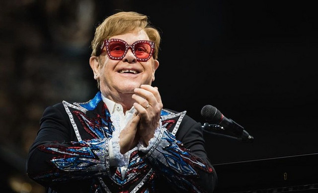 Ο Elton John τιμά τον γιο του και η ιστορία του συγκινεί