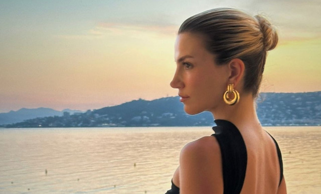 Πώς θα κάνεις μόνη σου το τέλειο updo για τις γιορτές – Βίντεο Πώς θα κάνεις μόνη σου το τέλειο updo για τις γιορτές – Βίντεο