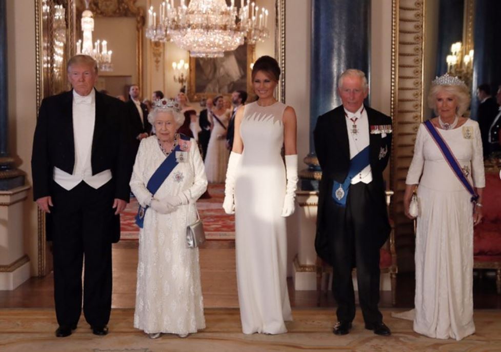 Yπήρχε συγκεκριμένος λόγος που η βασιλική οικογένεια φόρεσε λευκά στο δείπνο του Μπάκιγχαμ;