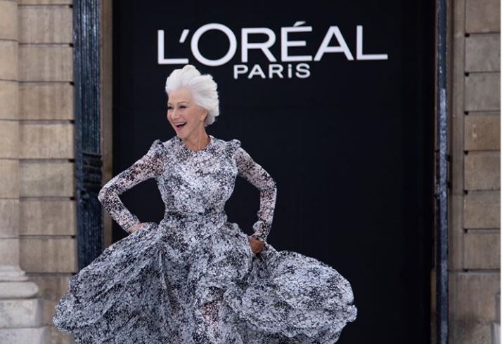 Η 74χρονη Έλεν Μίρεν διέσχισε ξυπόλυτη την πασαρέλα στην Εβδομάδα Μόδας Παρισιού