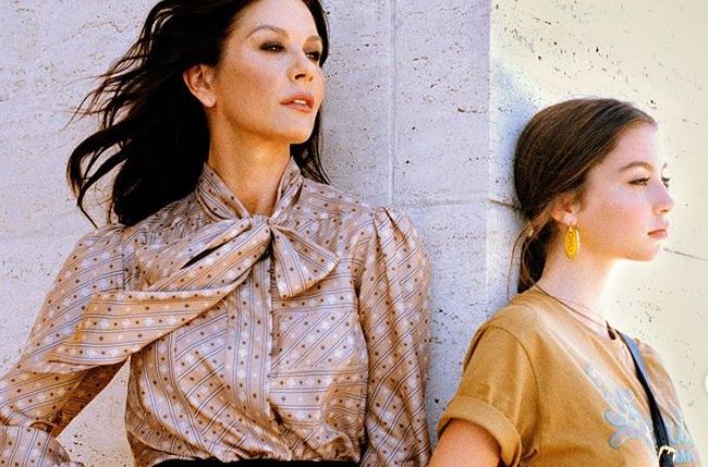 Η Κάθριν Ζέτα Τζόουνς και η κόρη της πρωταγωνιστούν στη νέα καμπάνια του οίκου Fendi