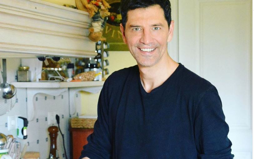 Σάκης Ρουβάς: Φωτογραφίζεται στην κουζίνα του σπιτιού του μαγειρεύοντας μπριάμ