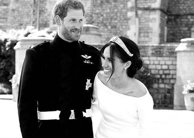 O πρίγκιπας Χάρι και η Μέγκαν Μαρκλ μοιράζονται αδημοσίευτη φωτογραφία του γάμου τους