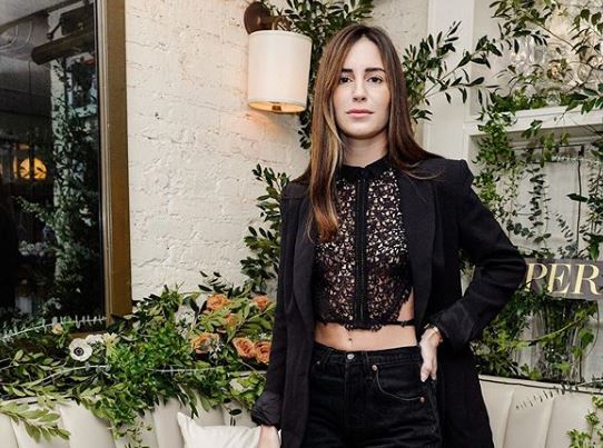 Insta Copy: Η influencer Gala Gonzalez μας δείχνει πώς να φοράμε τα σακάκια!