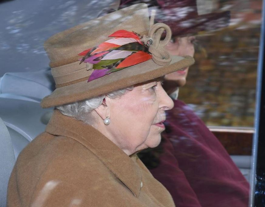 Η βασίλισσα Ελισάβετ απαθανατίζεται για πρώτη φορά με ακουστικό βαρυκοΐας