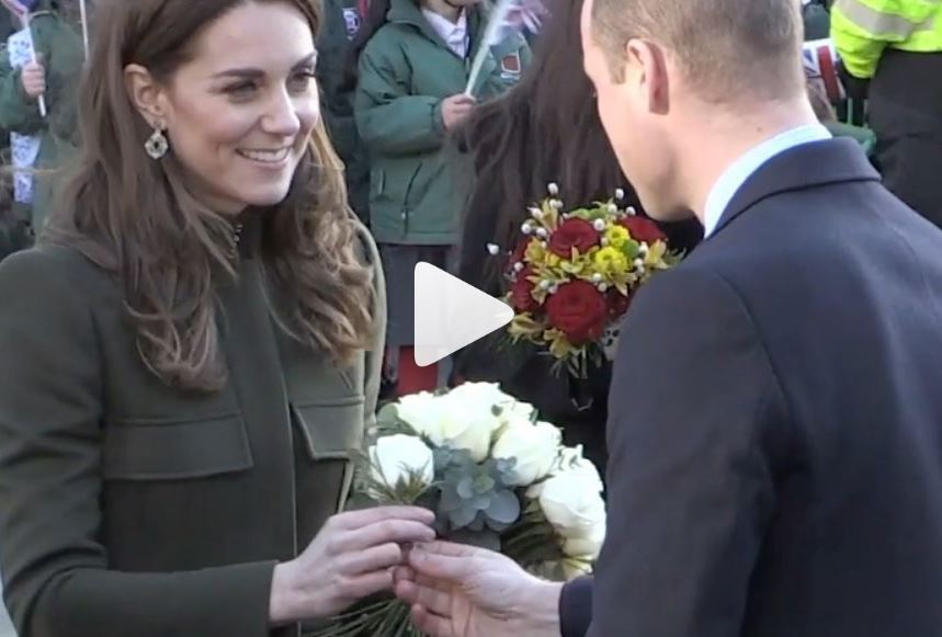 Ο πρίγκιπας Γουίλιαμ προσφέρει ένα λευκό τριαντάφυλλο στην Κάθριν Μίντλετον