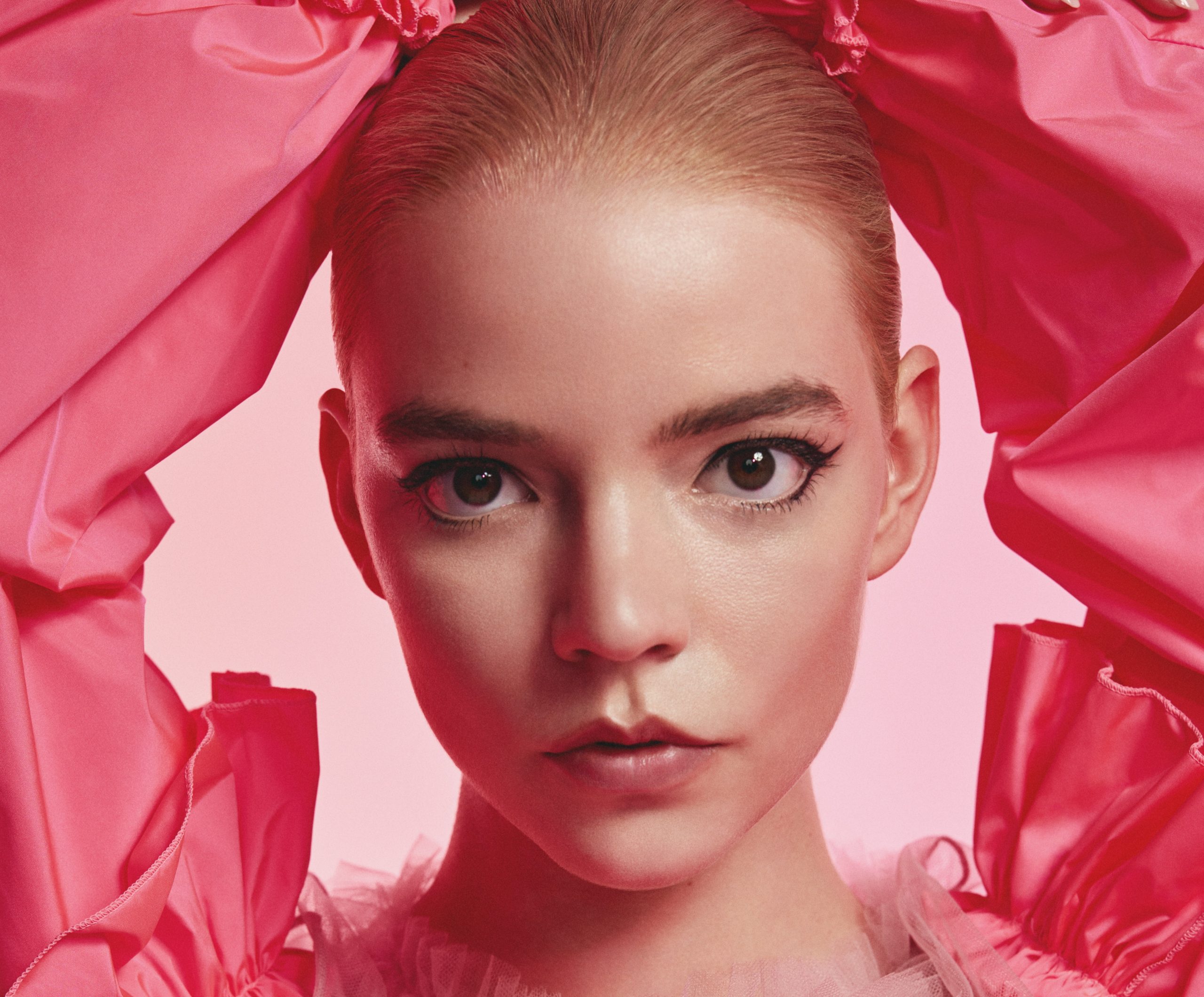 H Anya Taylor Joy πρωταγωνιστεί στη νέα καμπάνια του Flowerbomb