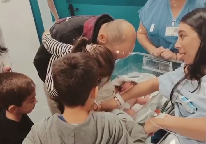 Βίντεο: Σύσσωμη η οικογένεια Σπανούλη στο μαιευτήριο δίπλα στο νεογέννητο μωρό