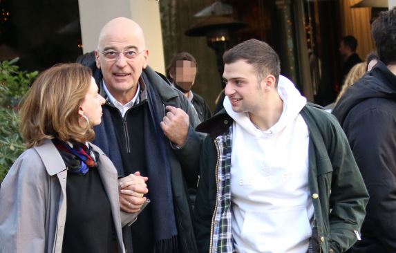 Ο υπουργός εξωτερικών, Νίκος Δένδιας, μαζί με την οικογένειά του στο κέντρο της Αθήνας