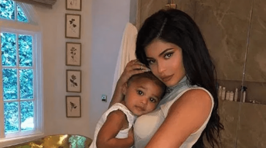 Η Kylie Jenner φωτογραφίζει την Stormi Webster στη μπανιέρα