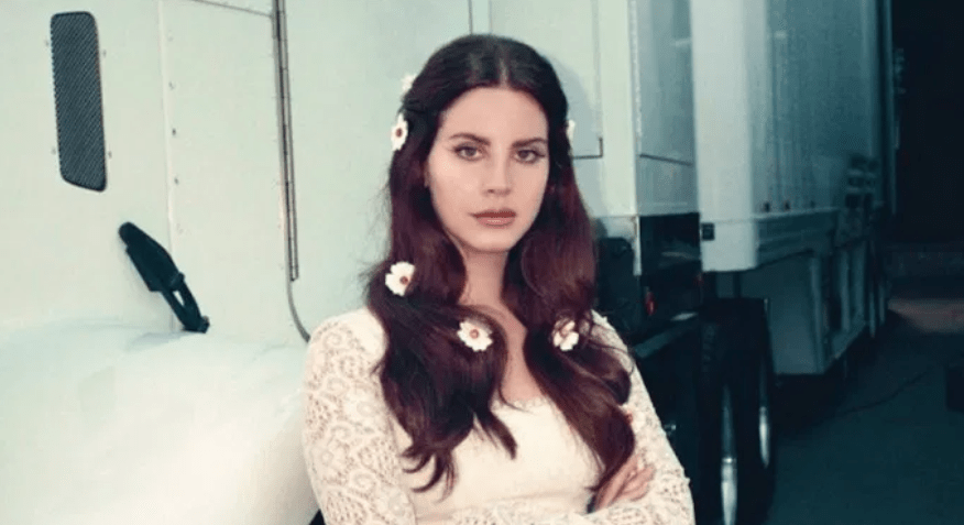 Η Lana del Rey έγινε ξανθιά από μελαχρινή με την τεχνική του λεμονιού