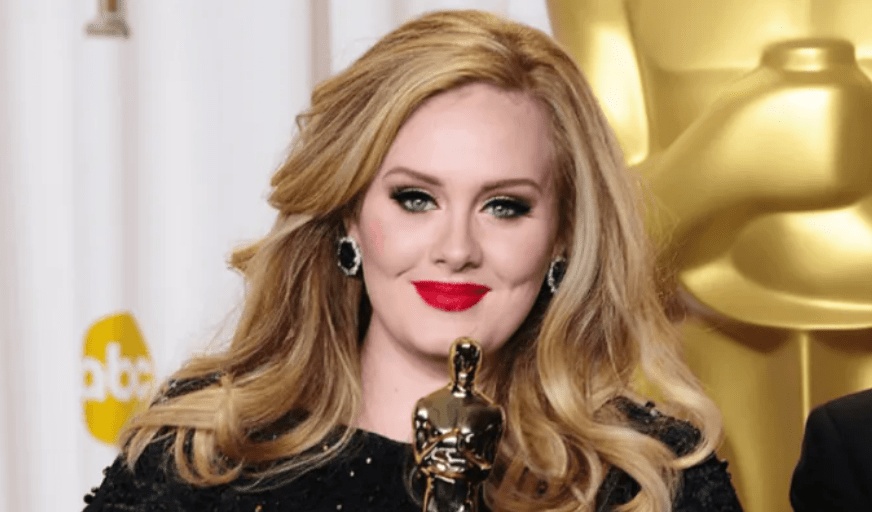 Adele: Η φωτογραφία που τη δείχνει με ξυρισμένα μαλλιά και extreme ανδρόγυνο look