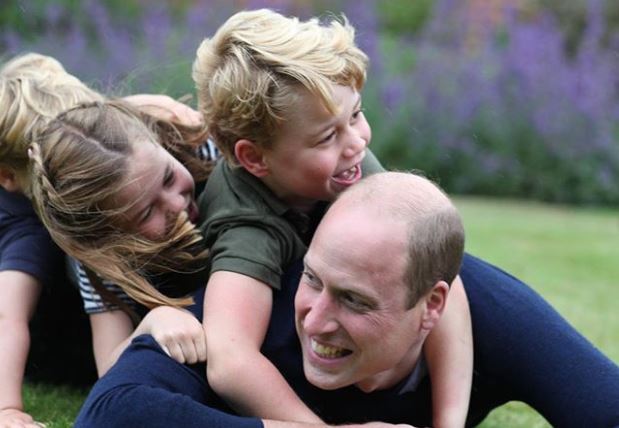 Πρίγκιπας Γουίλιαμ: Με δύο φωτογραφίες γιορτάζει την ημέρα του πατέρα και τα γενέθλιά του