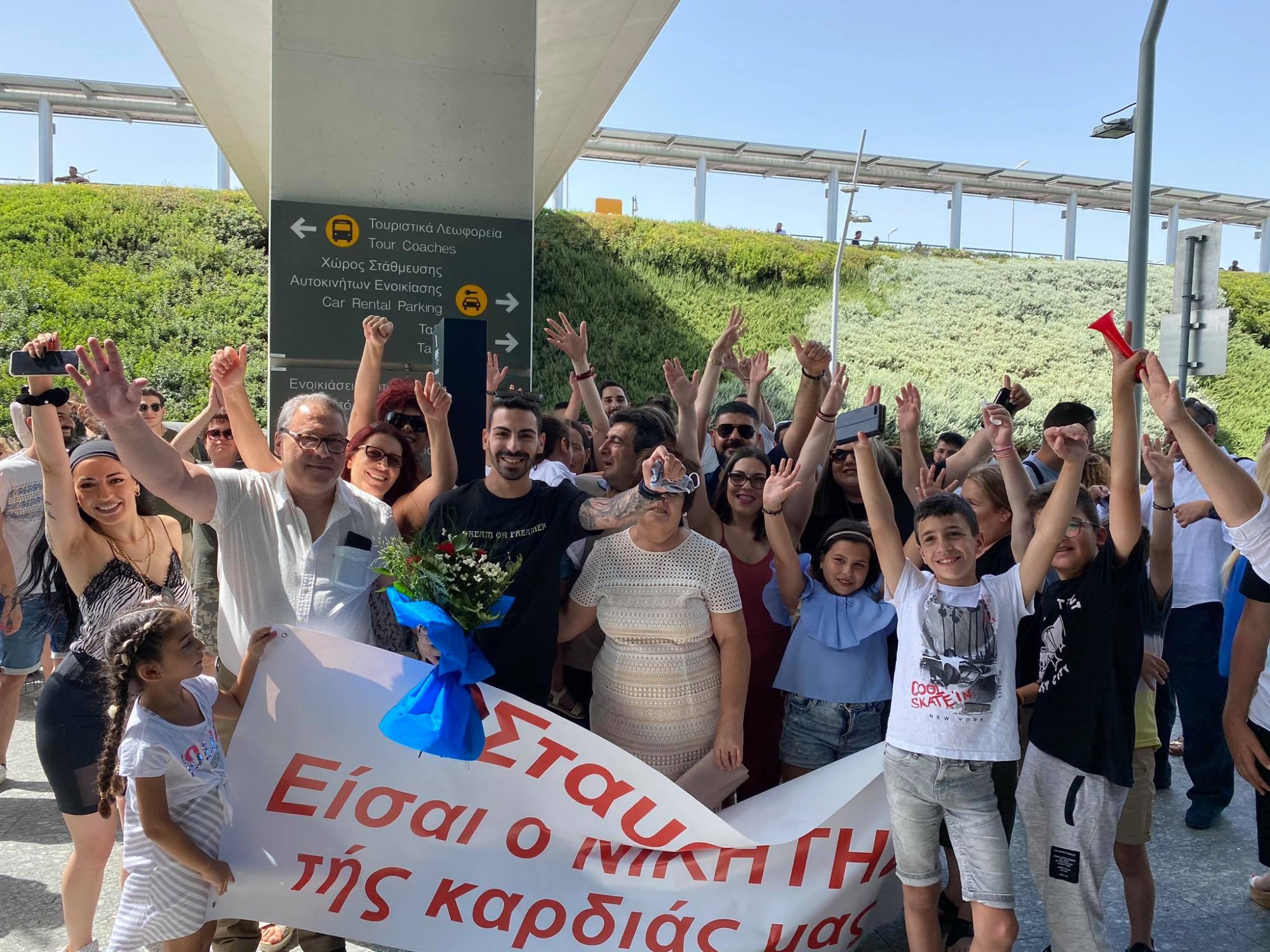 Ο Σταυρής Γεωργίου έφθασε στην Κύπρο - Η μεγαλειώδης υποδοχή από τους Λαρνακείς