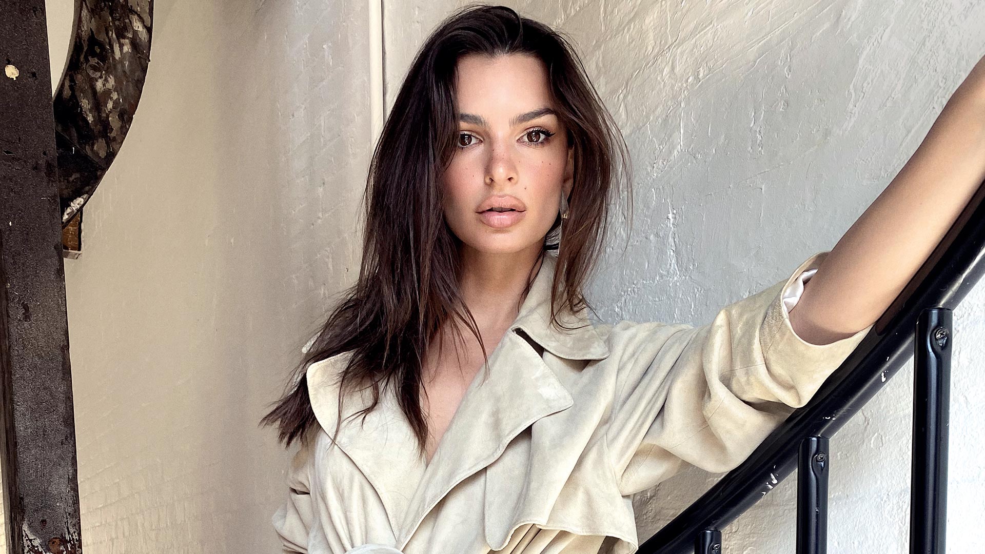 Η Emily Ratajkowski έγινε ξανθιά και το αποτέλεσμα μας αρέσει πολύ!