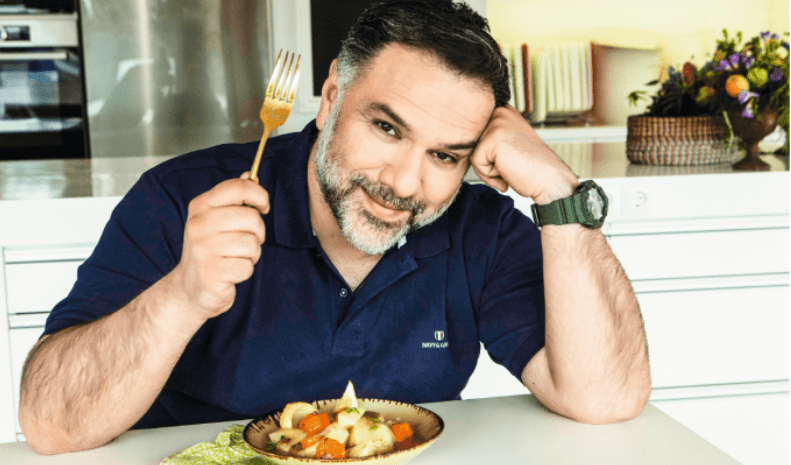 Ο Γρηγόρης Αρναούτογλου μαγειρεύει Αγκινάρες αλά πολίτικα
