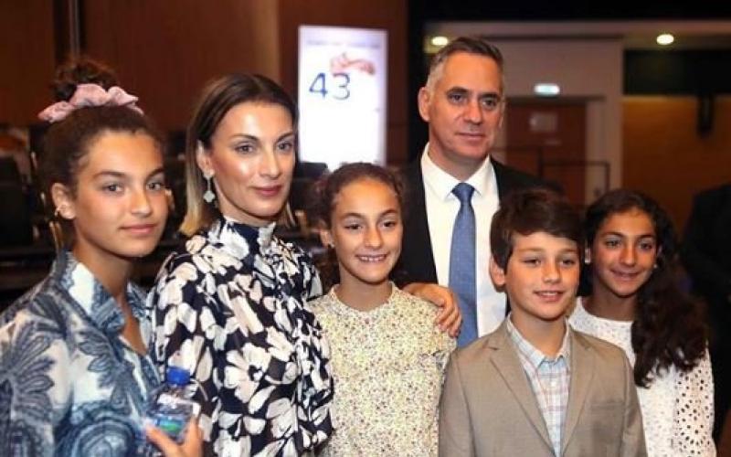 Nικόλας & Γιώτα Παπαδοπούλου: Η οικογενειακή φωτογραφία από την τελετή αποφοίτησης των παιδιών τους