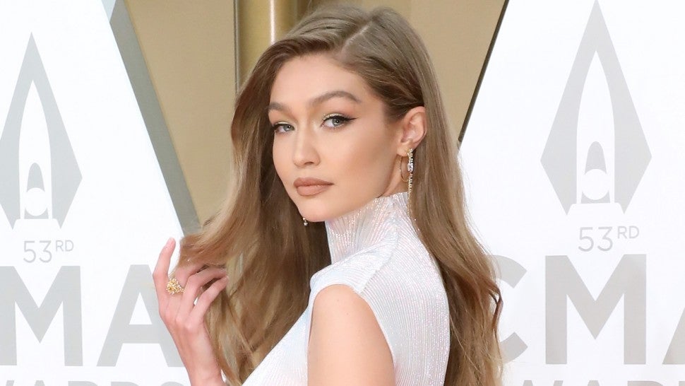 H Gigi Hadid μας έδειξε για πρώτη φορά την φουσκωμένη κοιλίτσα της