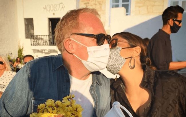 Στην Πάρο η Σάλμα Χάγιεκ με τον μεγιστάνα σύζυγό της φορώντας μάσκες