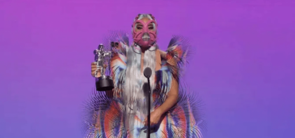 Lady Gaga: Η εκρηκτική εμφάνιση με μάσκα στα βραβεία MTV