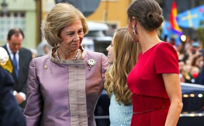 Η βασίλισσα Σοφία θα παραμείνει στην Ισπανία ενώ ο σύζυγός της βασιλιάς Χουάν Κάρλος ανακοίνωσε ότι φεύγει στο εξωτερικό