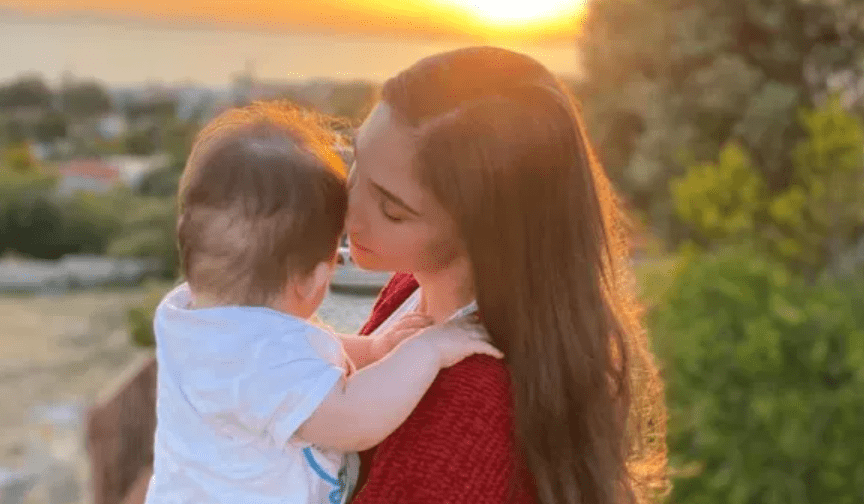 Ευτυχισμένη μαμά η Φωτείνη Αθερίδου: Γιορτάζει τα πρώτα γενέθλια του γιου της