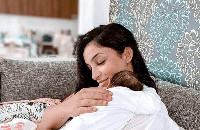 Η Άντρεα Νικολάου για βόλτα στην Λάρνακα με την νεογέννητη κόρη της