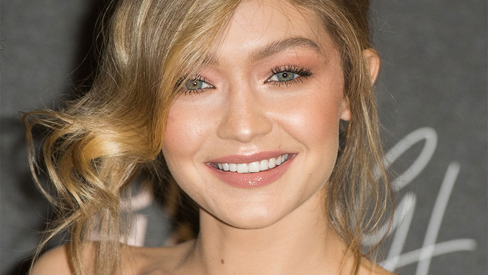 Το #WetLook της Gigi Hadid είναι ό,τι πιο κομψό μπορείς να κάνεις στα μαλλιά σου αυτή τη στιγμή