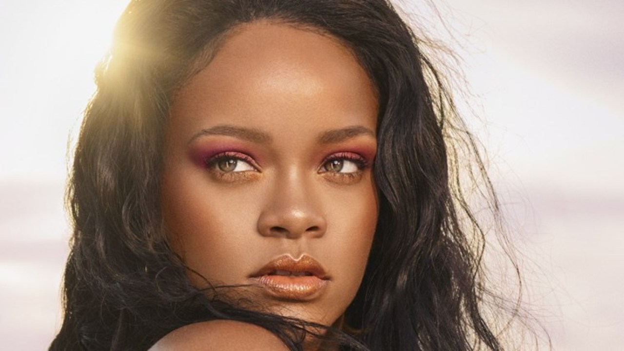 H Rihanna μας έδειξε την νέα τάση στο μακιγιάζ με έμπνευση από το μεγαλύτερο fashion trend