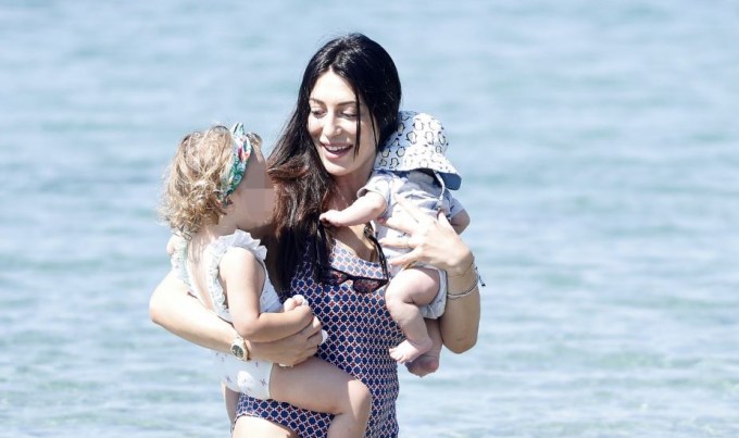 Φλορίντα Πετρουτσέλι: Με την κορούλα της και τον 3 μηνών γιο της στη θάλασσα