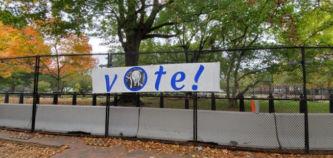 Πυρετώδεις προετοιμασίες για τις εκλογές στις ΗΠΑ - Δείτε φωτογραφίες έξω από τον Λευκό Οίκο