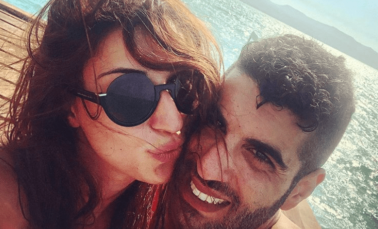 Εριλένα Πελαγία - Χρύσανθος Κοστουρής: Το παθιασμένο φιλί στην παραλία λίγο πριν γίνουν γονείς