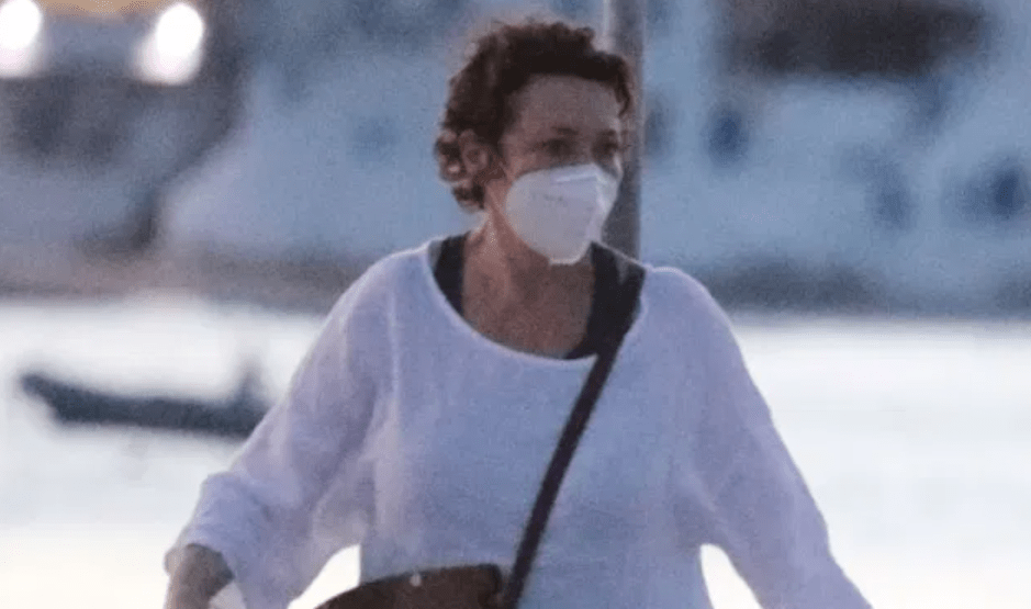 Ολίβια Κόλμαν: Στις Σπέτσες με μάσκα για τα γυρίσματα της ταινίας “The Lost daughter”
