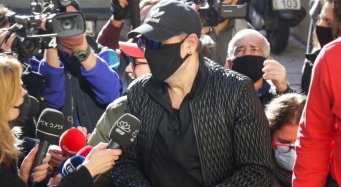Με χειροπαίδες ο Σφακιανάκης! Δείτε καρέ - καρέ την στιγμή που τον οδηγούν στο Δικαστήριο