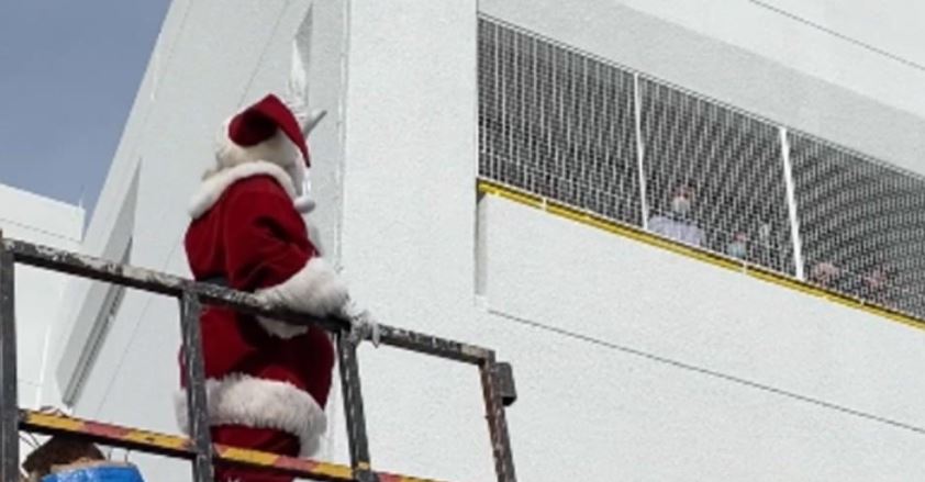 Όταν ο Άγιος Βασίλης μοίρασε δώρα σε παιδάκια στο Μακάρειο Νοσοκομείο