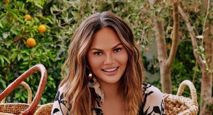 Chrissy Teigen: Το νέο της κούρεμα εντυπωσιάζει και έχει έμπνευση από τα “Φιλαράκια”