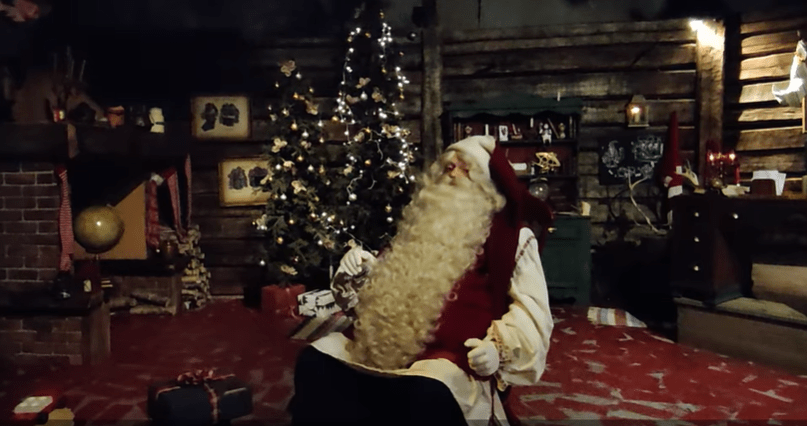 Ο Άγιος Βασίλης μέσα από το ζεστό σπίτι του στην Φιλανδία στέλνει τις ευχές του στα Ελληνικά