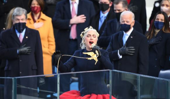 Η Lady Gaga τραγούδησε τον Εθνικό Ύμνο των ΗΠΑ στην ορκωμοσία Μπάιντεν