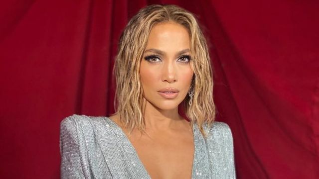 Jennifer Lopez: 20 χρόνια μετά, αναδημιουργεί το βίντεο του “Love Don’t Cost a Thing”