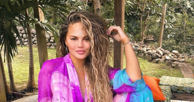 Το τρικ ομορφιάς της Chrissy Teigen, είναι τέλειο για κάτω από την μάσκα