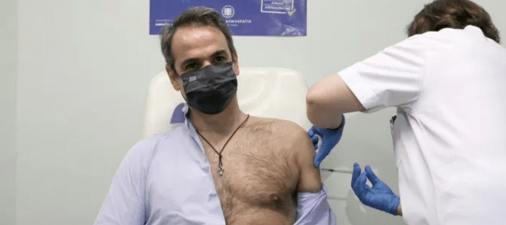 Ο Κυριάκος Μητσοτάκης έκανε τη δεύτερη δόση του εμβολίου κατά του κορωνοϊού