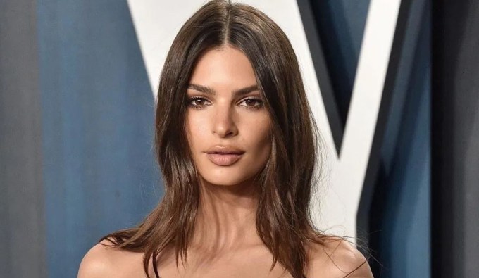 Η Emily Ratajkowski μας δείχνει το baby bump της