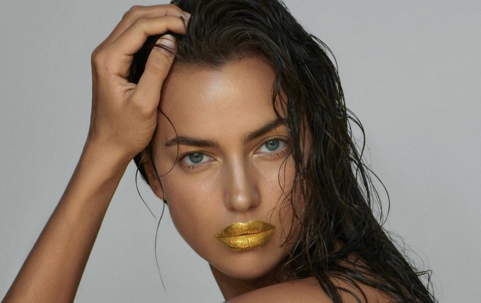 Irina Shayk: Συνεργάζεται με brand ομορφιάς και λανσάρει την πρώτη της μάσκα προσώπου