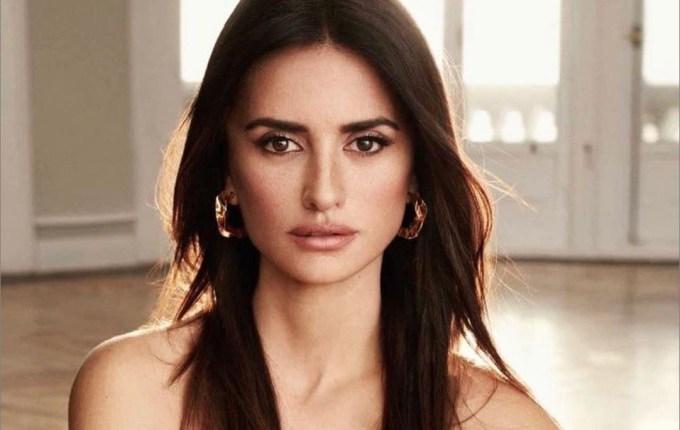 Penelope Cruz: Αποκαλύπτει την εντυπωσιακή σιλουέτα της με το πιο stylish σύνολο